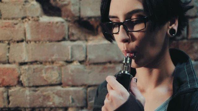 IBvape y salud oral IBvape analiza la relación entre cigarrillos electronicos gingivitis y ofrece consejos prácticos de prevención