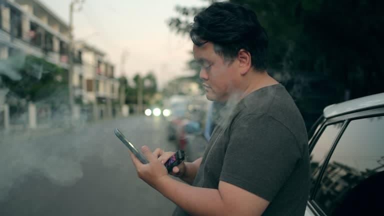 Descubre cómo vape y el uso de algunos liquidos cigarrillos electronicos manchan los dientes según expertos