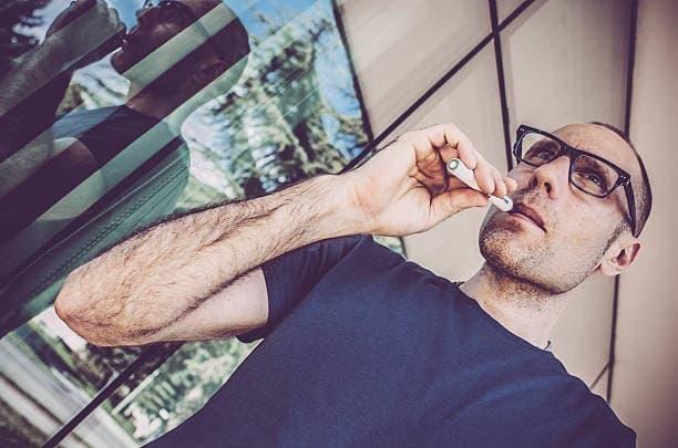 Sanidad prohibirá los cigarrillos electrónicos y el impacto en el uso de electrónicas cigarety en el mercado español