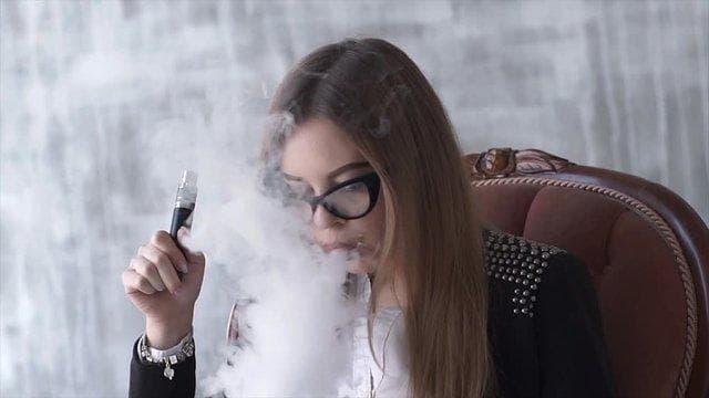 Descubre cómo Vape y los cigarrillos electronicos ego enfrentan la nueva regulacion en el mercado actual
